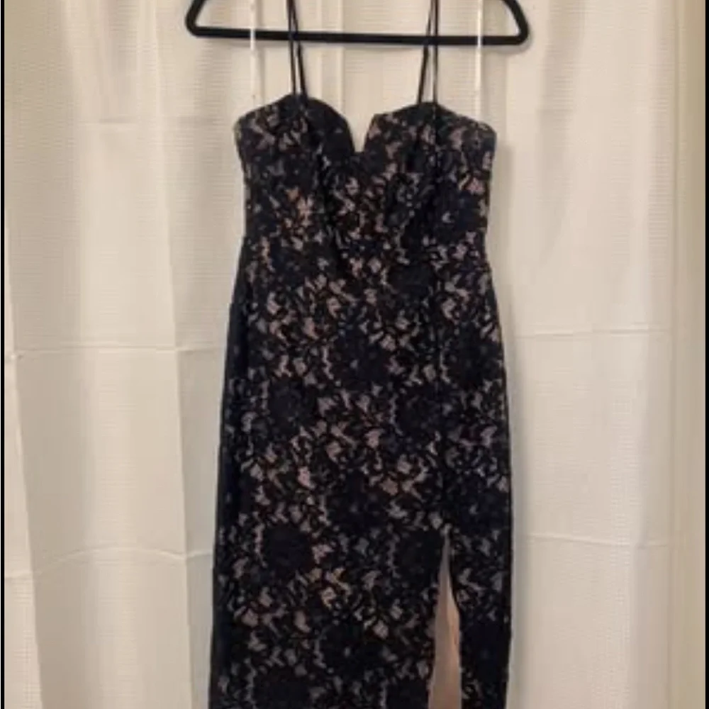 Elegant Black Lace Dress - Picture 2 of 3